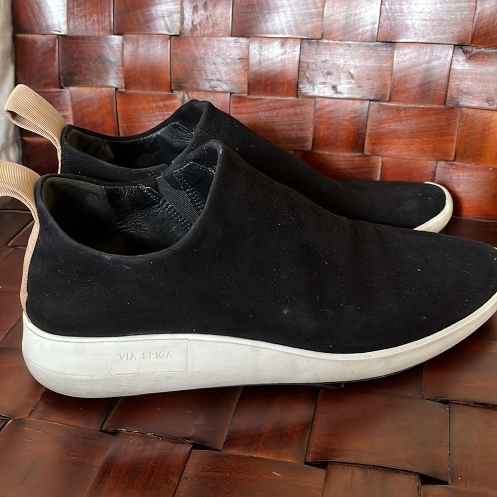 Like new Via Spiga 7.5 Black suede.